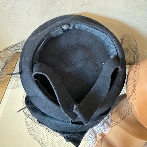 DAZZLING 1940s\' BLACK FELT TILT HAT - FELT \